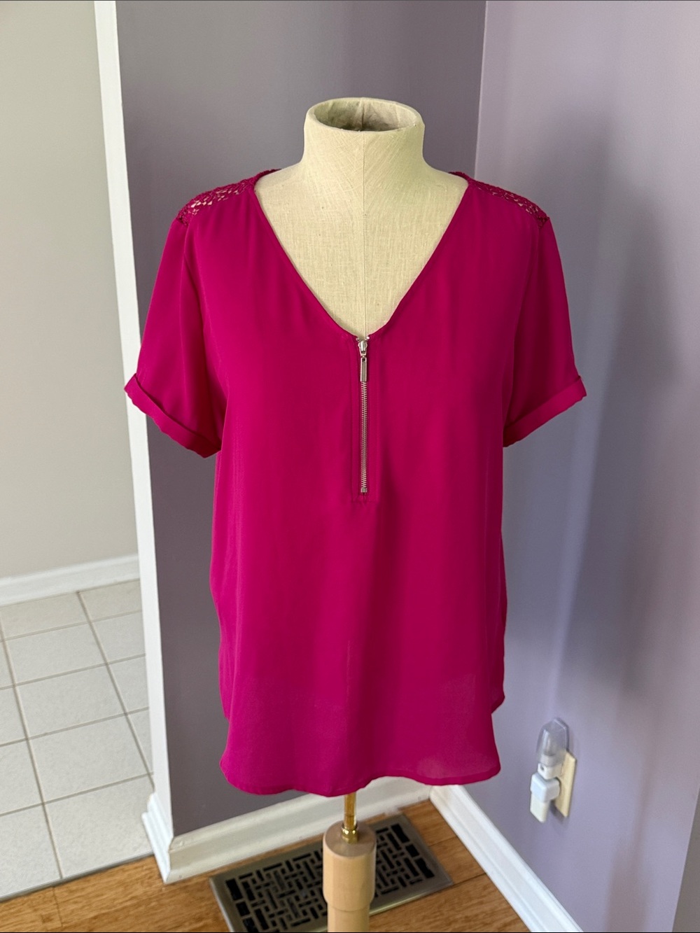 Apt. 9 Fuchsia Short Sleeve Zip V-Neck Blouse
